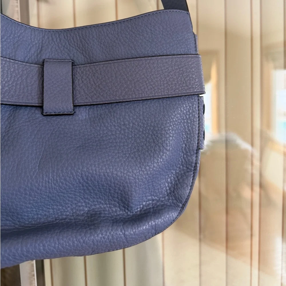 Tory Burch Gemini Link Blue Pebbled Leather Shoulder Bag with Gold Accents - Picture 5 of 12